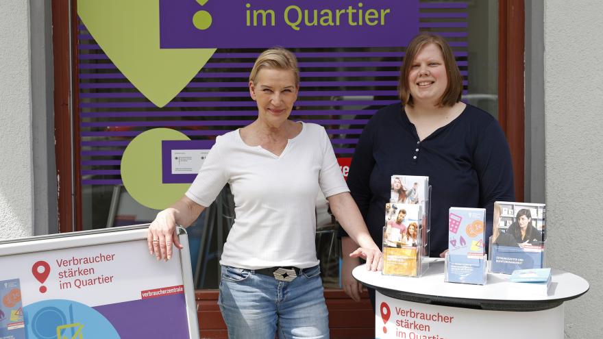 Projektmitarbeiterinnen Stefanie Huber und Daniela Kemmer vor dem Quartiersbüro