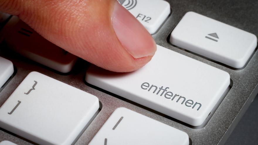 Finger drückt auf die Entfernen-Taste einer Tastatur