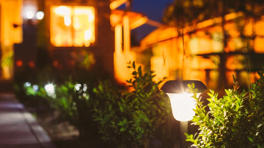 Beleuchteter Garten bei Nacht