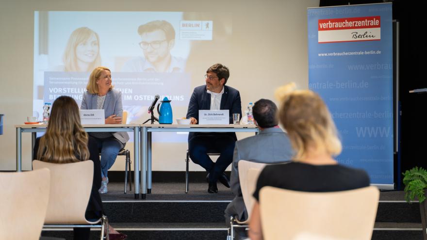 Vorstand Dörte Elß und Justizsenator Dirk Behrendt bei der Pressekonferenz