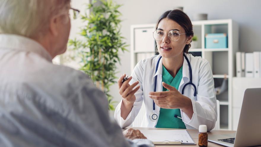Ärztin im Gespräch mit Patient