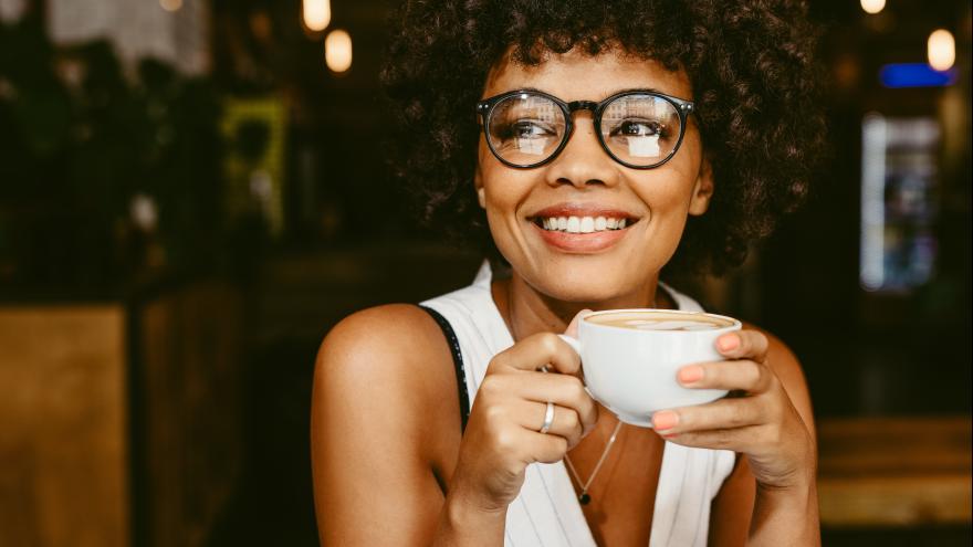 Frau trinkt Kaffee