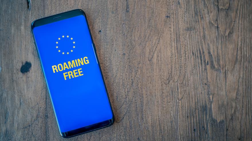 Handy auf dessen Bildschirm "Roaming Free" steht