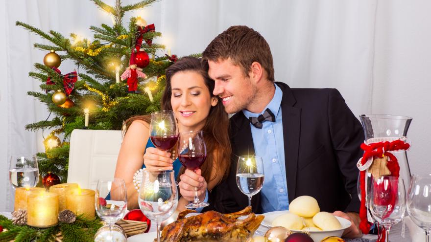 Paar beim Weihnachtsessen
