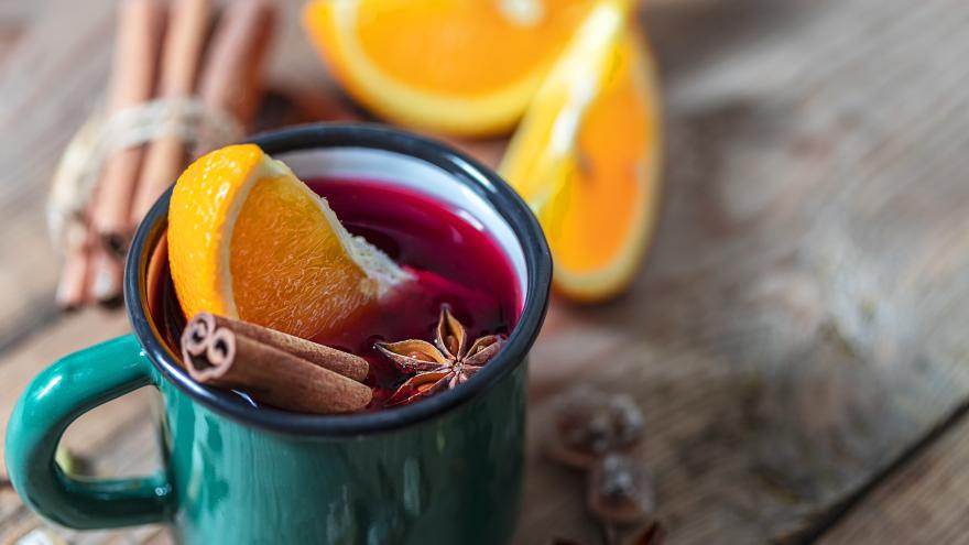ein Glas Glühwein mit Gewürzen