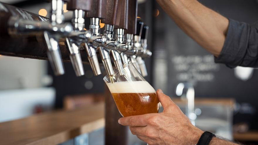 Barkeeper beim Zapfen eines Bieres