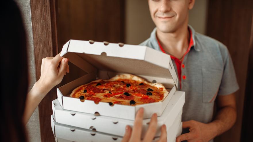 Ein Bote liefert Pizza.