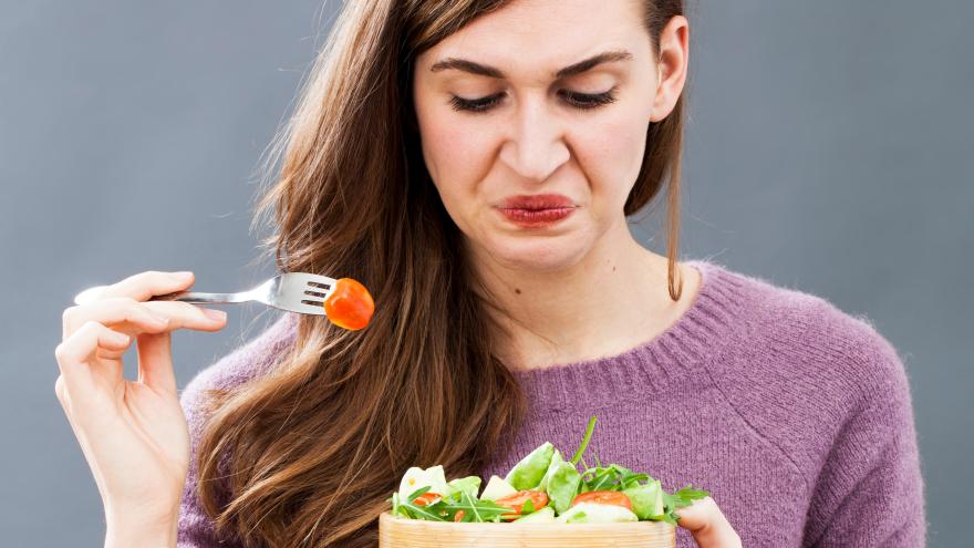Frau entdeckt Fremdkörper in ihrem Salat
