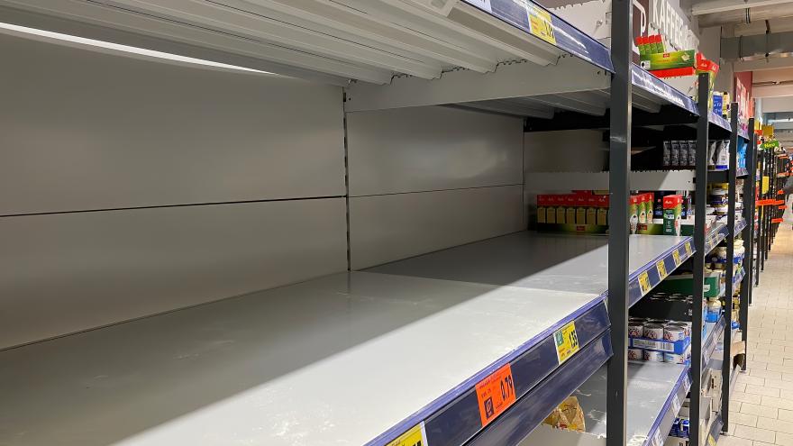 Ein Fach im Supermarktregal ist leer.
