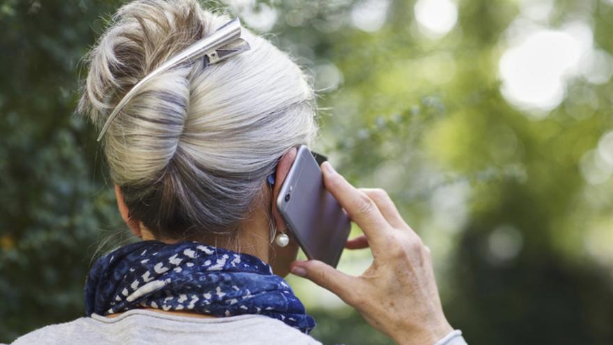 Ältere Frau telefoniert mit Smartphone