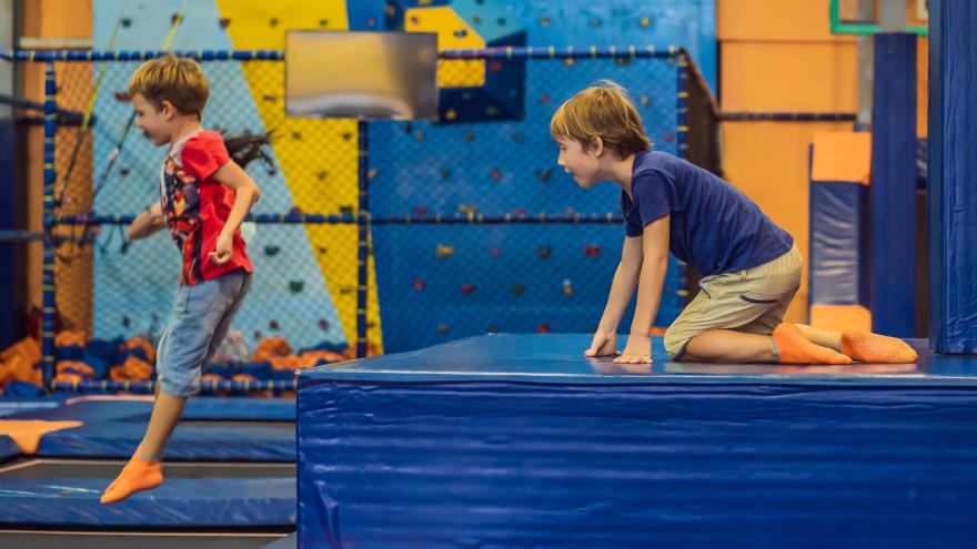 Kinder hüpfen in einer Trampolinhalle.