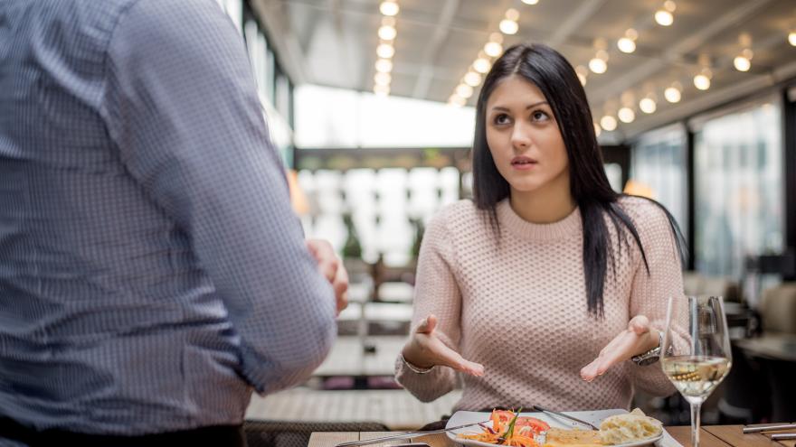 Eine Frau reklamiert ihr Essen im Restaurant.