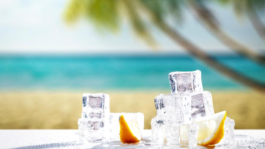 Eiswürfel liegen auf einem Tresen am Strand.