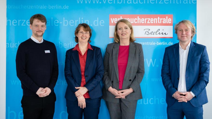 Gruppenfoto mit Mitarbeitern der Verbraucherzentrale und Staatssekretärin Dr. Christiane Rohleder