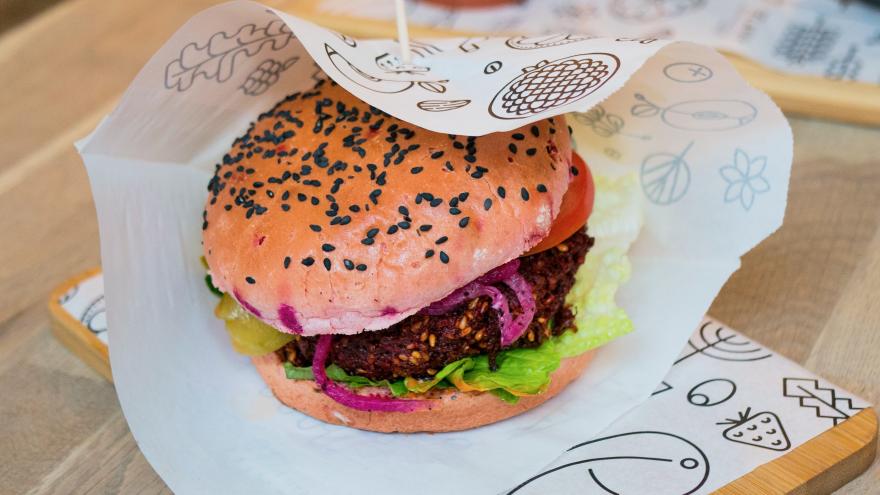 Vegetarischer Burger in einer Serviette verpackt