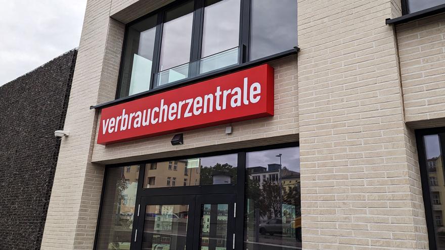 Leuchtreklame der Verbraucherzentrale am Beratungsstandort in Lichtenberg