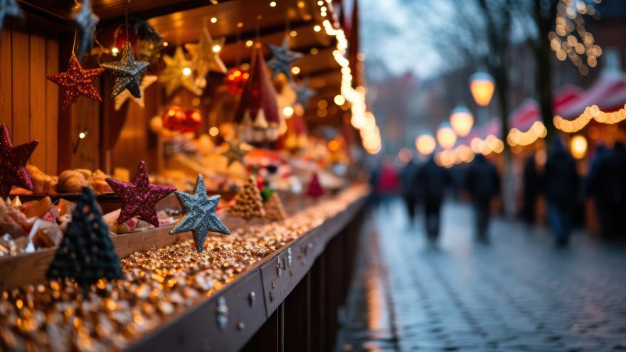 Ein Weihnachtsmarkstand mit Dekoration ist zu sehen.