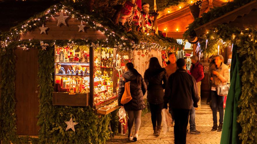Blick auf einen Stand am Weihnachtsmarkt