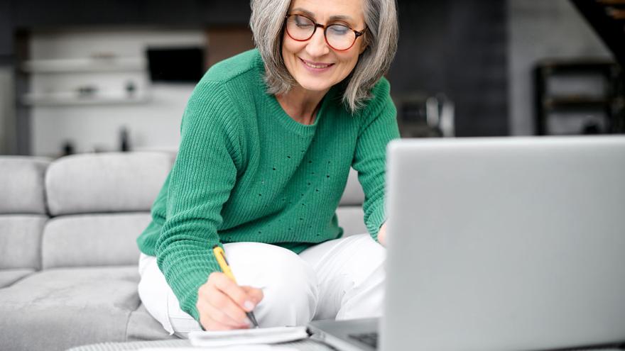 Seniorin erstellt digitale Patientenverfügung