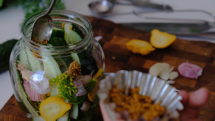 Gemüse und verschiedene Gewürze werden in ein Glas mit Schraubverschluss gegeben