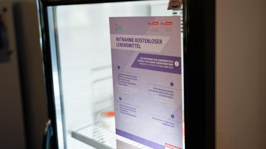 Kühlschrank der Verteilstation Pankow mit Hygienehinweisen