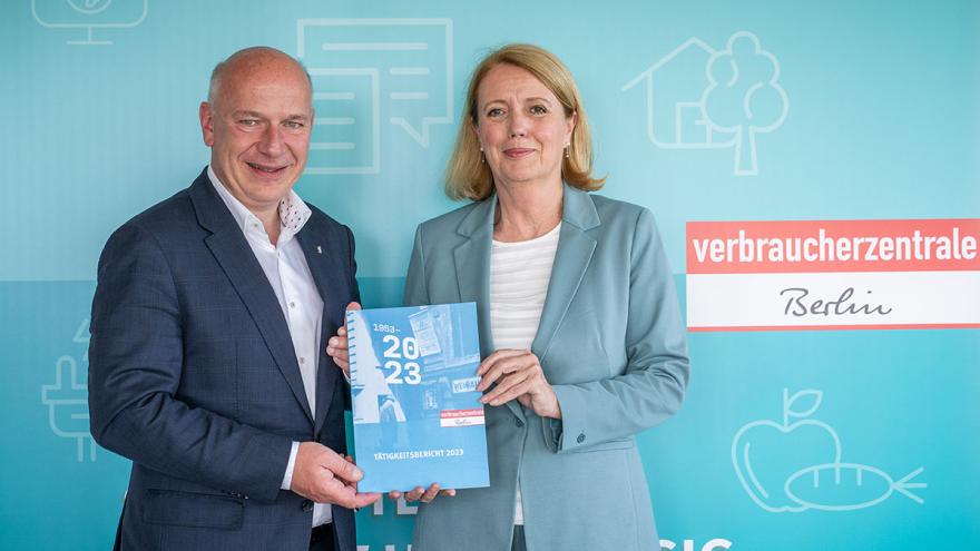 Vorstand Dörte Elß übergibt Tätigkeitsbericht an Regierenden Bürgermeister Kai Wegner 