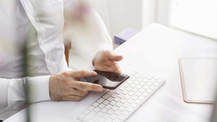 Person schreibt mit seinem Handy eine Nachricht