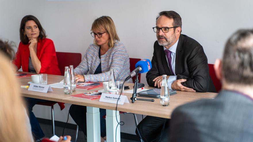 Podium der Jahrespressekonferenz mit Markus Kamrad, Wibke Werner, Dr. Britta Schautz