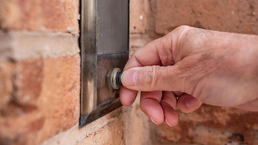 Hand betätigt Klingel