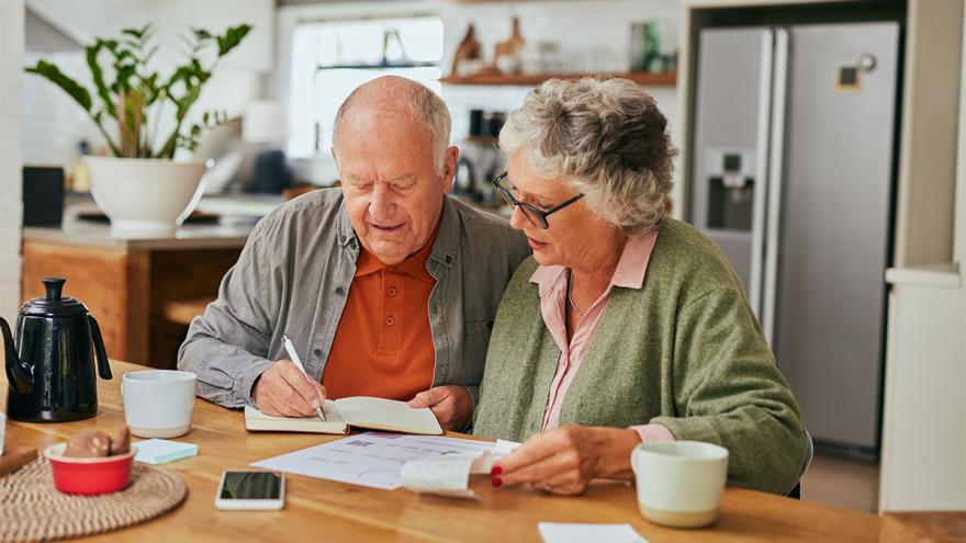 Senioren prüfen gemeinsam Dokument