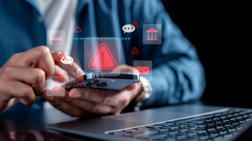 Ein Mann hält ein Smartphone in der Hand, darüber alle möglichen Icons wie Ausrufezeichen, Mailsbox. Thema sind Datenlecks