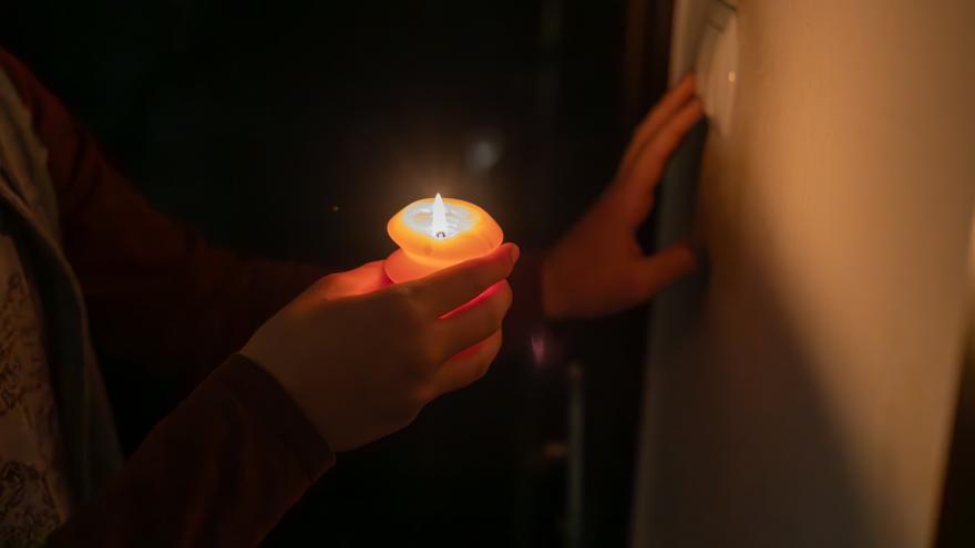 Hand drückt Schalter im Dunkeln.