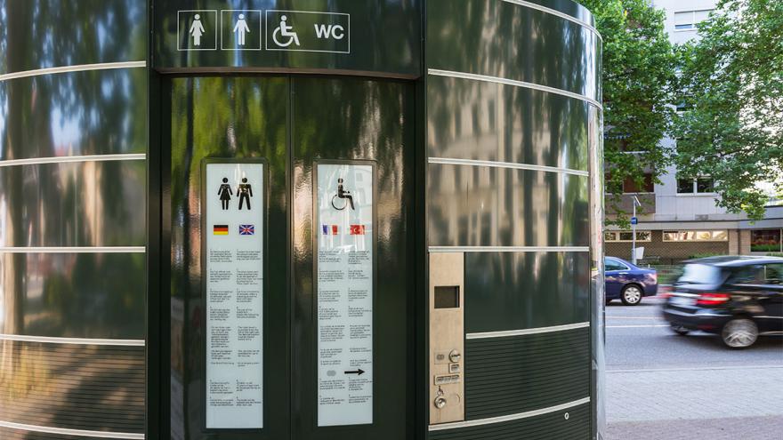 Tür einer öffneltichen Toilette