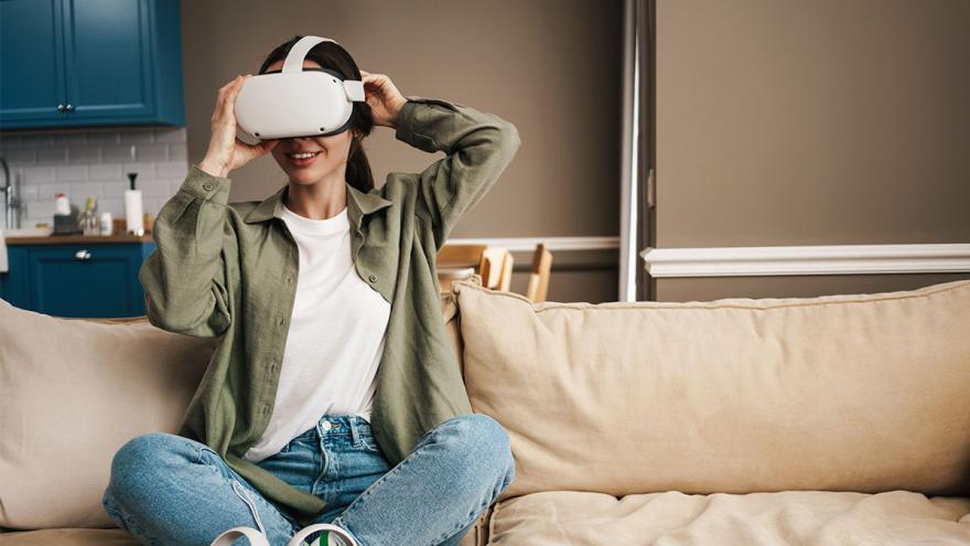 Frau trägt VR-Brille.