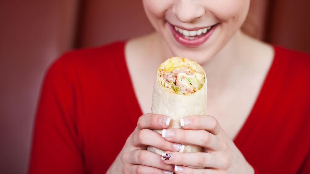 Frau isst Wrap