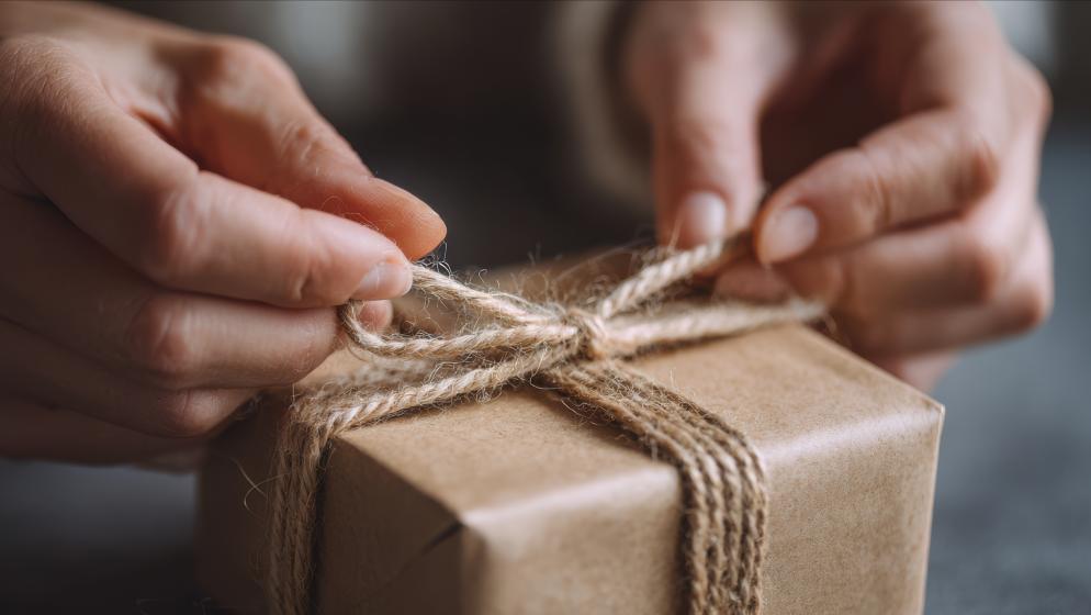 Ein Geschenk wird verpackt.