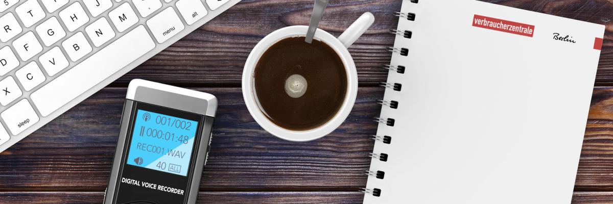Aufnahmegerät, Block und Kaffee