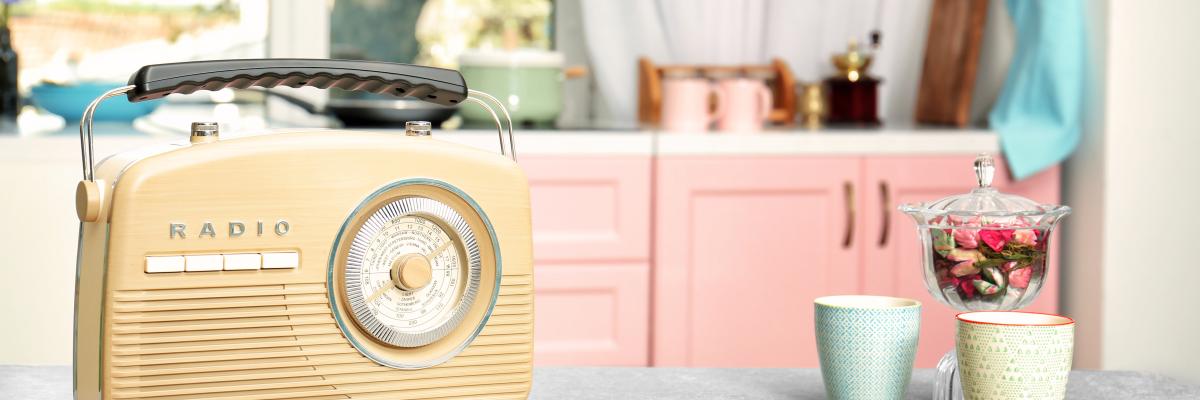Vintage Radio steht auf Küchentisch
