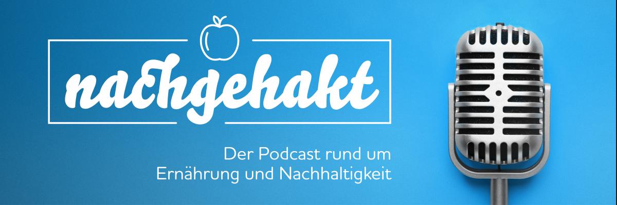 Nachgehakt: Der Podcast der Verbraucherzentrale Berlin. Coverbild mit Retro-Mikrofon auf blauem Hintergrund