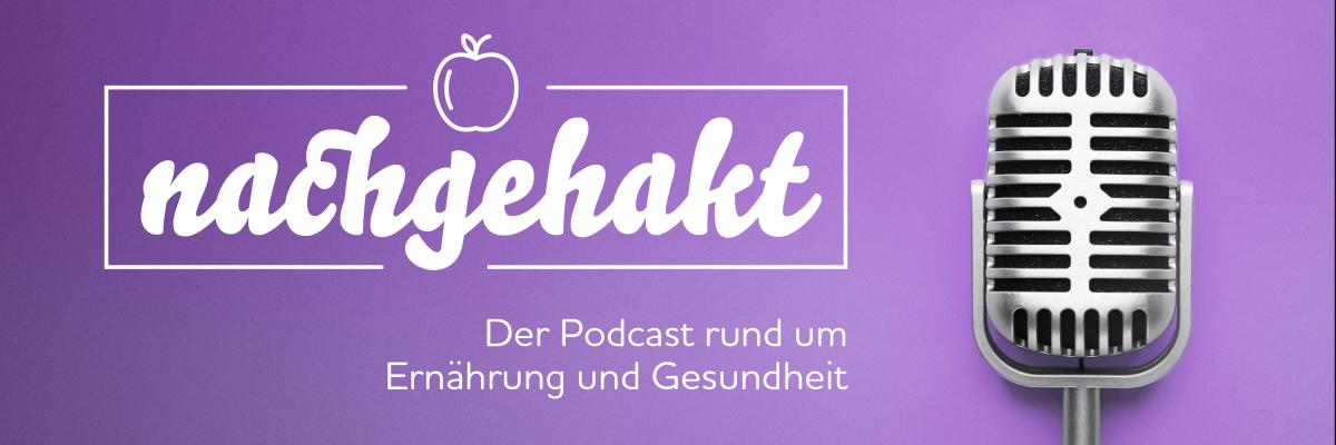Nachgehakt: Der Podcast der Verbraucherzentrale Berlin. Coverbild mit Retro-Mikrofon auf blauem Hintergrund