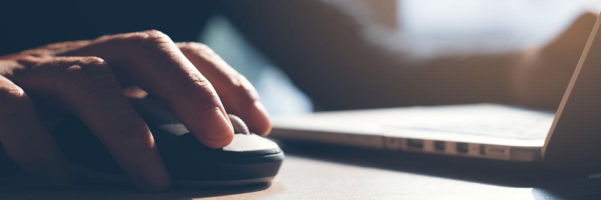 Nahaufnahme einer Hand, die eine Computermaus bedient