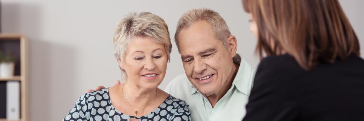 Altersvorsorge, älteres Paar lässt sich beraten