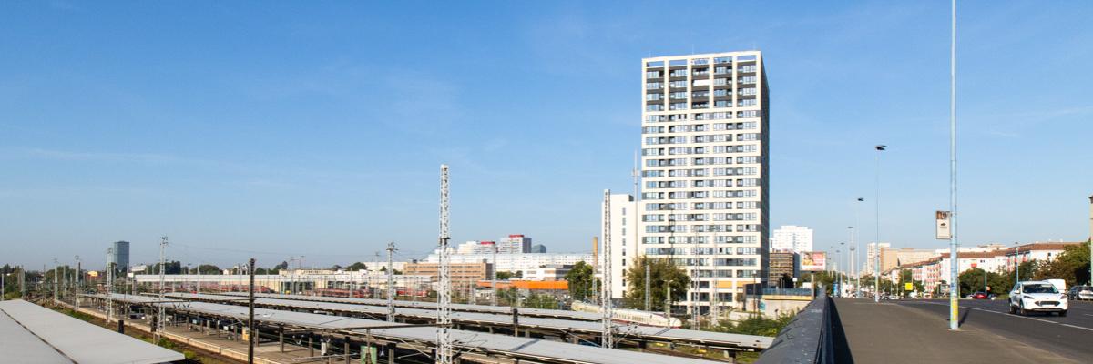 Blick auf das Hochhaus "Liese" und den Bahnhof Lichtenberg