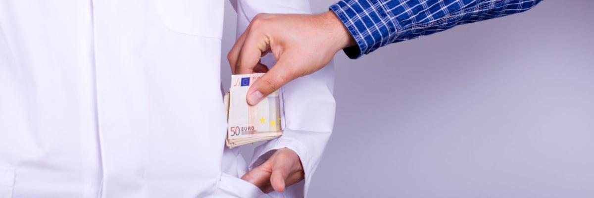 Patient steckt Arzt Geld in die Tasche
