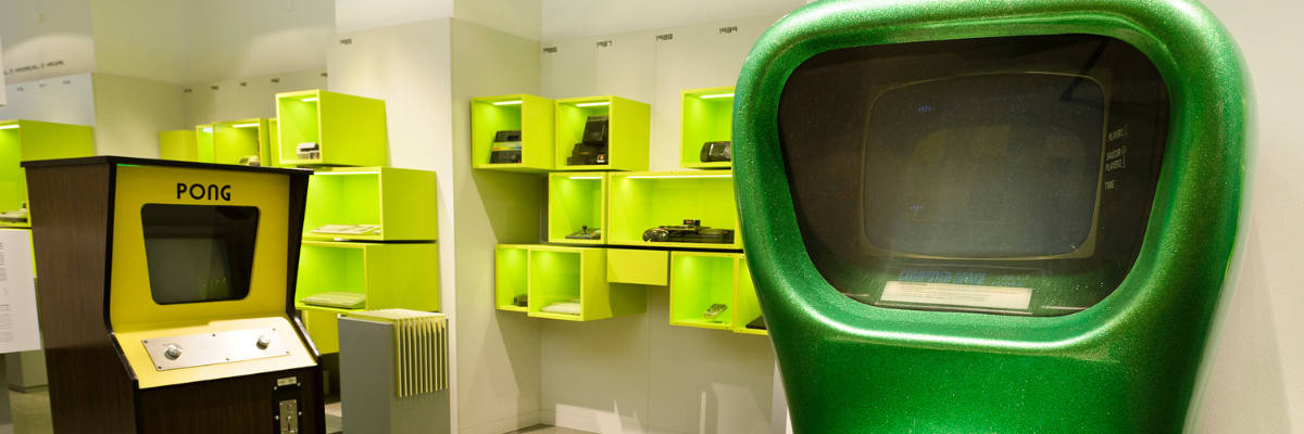 Zwei alte Spielautomaten im Computerspielemuseum Berlin