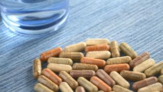 Kapseln am Wasserglas