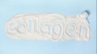 Das Wort Collagen im weißen Pulver auf dem hellblauen Hintergrund