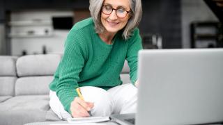 Seniorin erstellt digitale Patientenverfügung