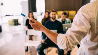 Referent in einer Schulung