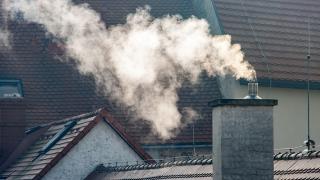 Rauch steigt aus einem Kamin auf